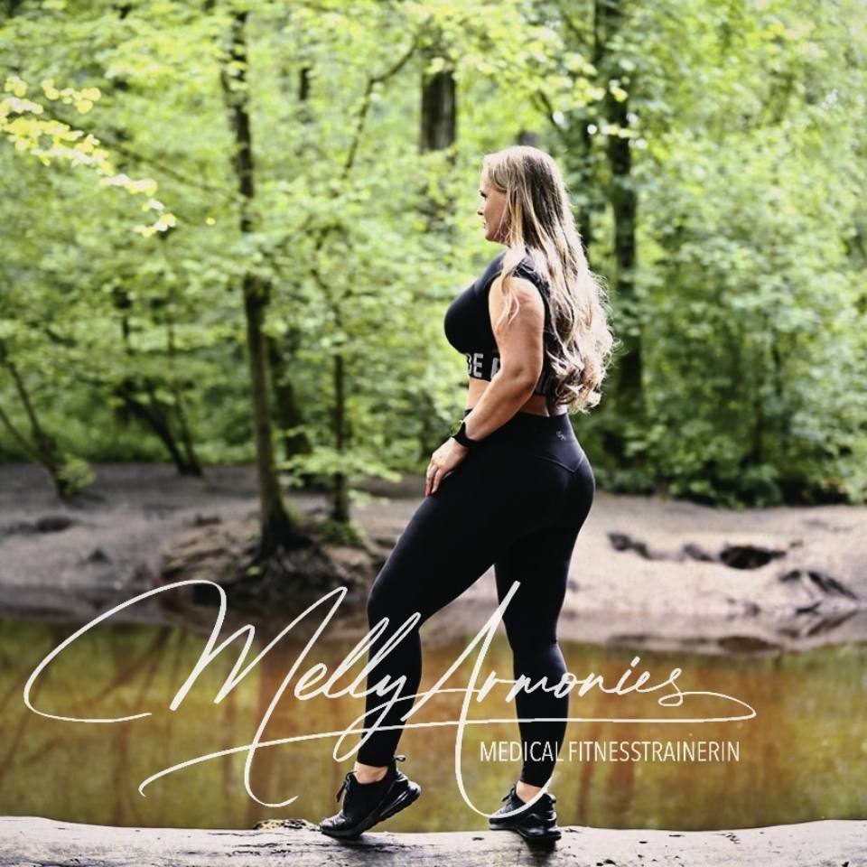 Frau im Wald, sportliche Kleidung