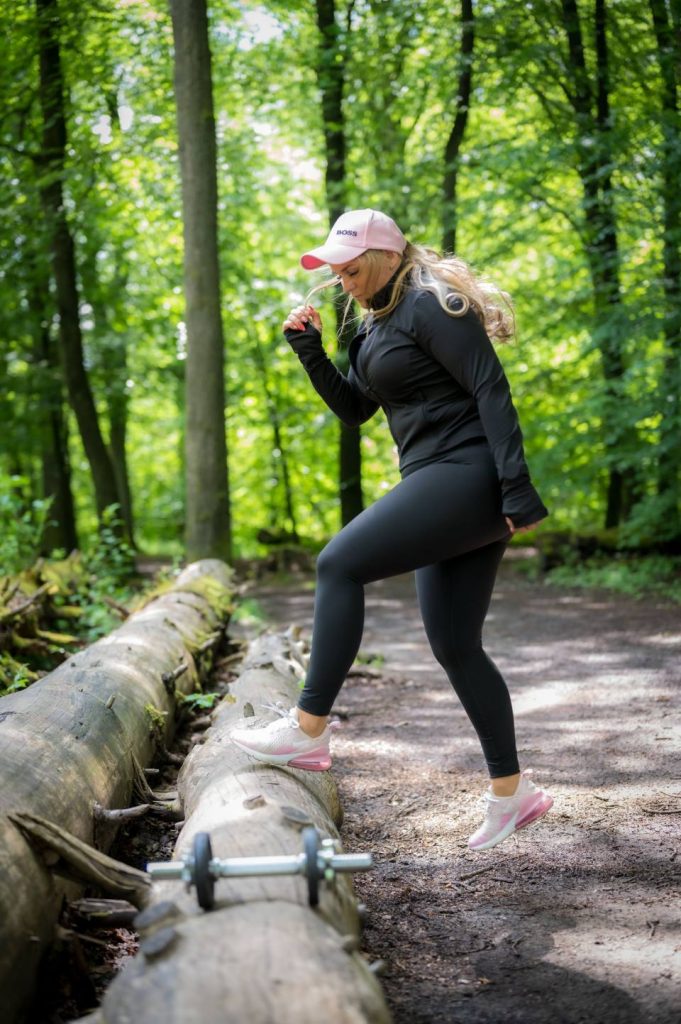 Frau läuft im Wald zurück