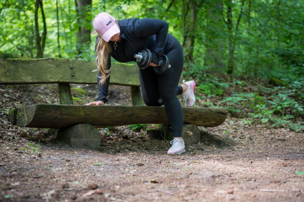 Frau trainiert im Wald