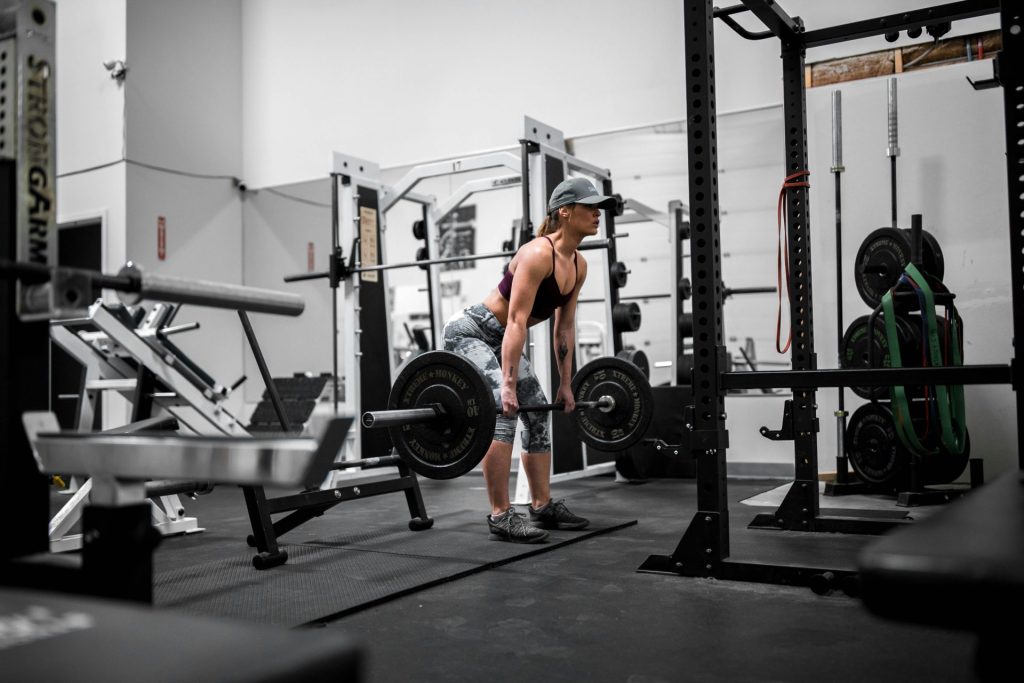 Frau beim Gewichtheben im Fitnessstudio