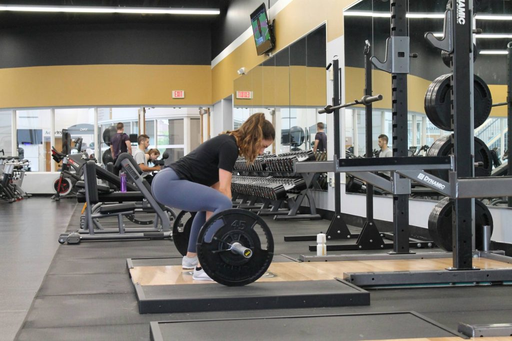 Frau beim Gewichtheben im Fitnessstudio