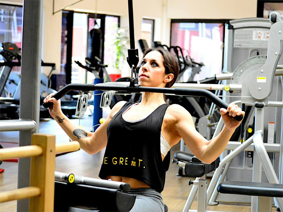 Frau trainiert im Fitnessstudio